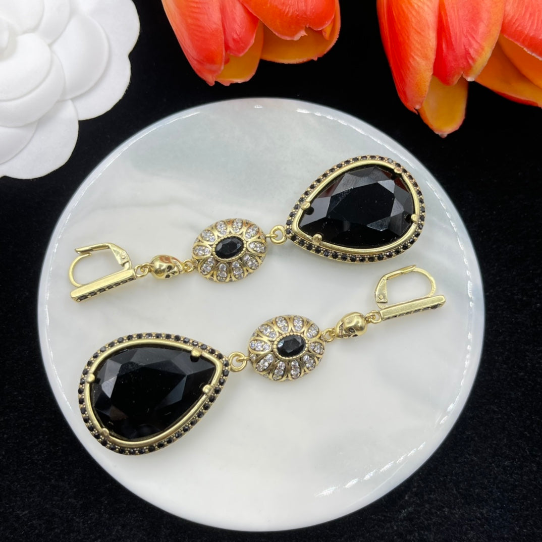 Alexander McQueen Faceted Teardrop Drop earrings in Gold & Black, detail view 9
