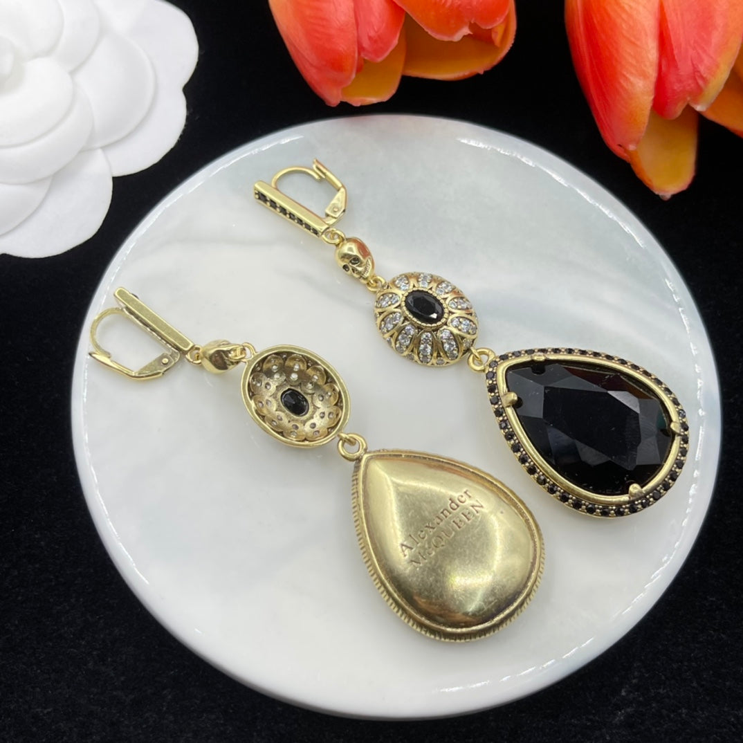 Alexander McQueen Faceted Teardrop Drop earrings in Gold & Black, detail view 11