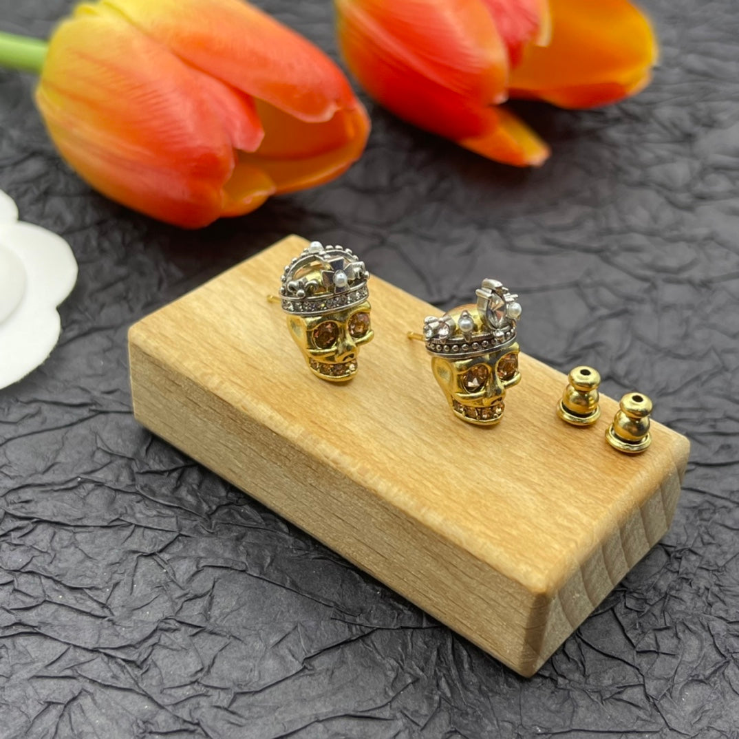 Alexander McQueen Mini Skull Stud earrings in Gold Tone, detail view 3