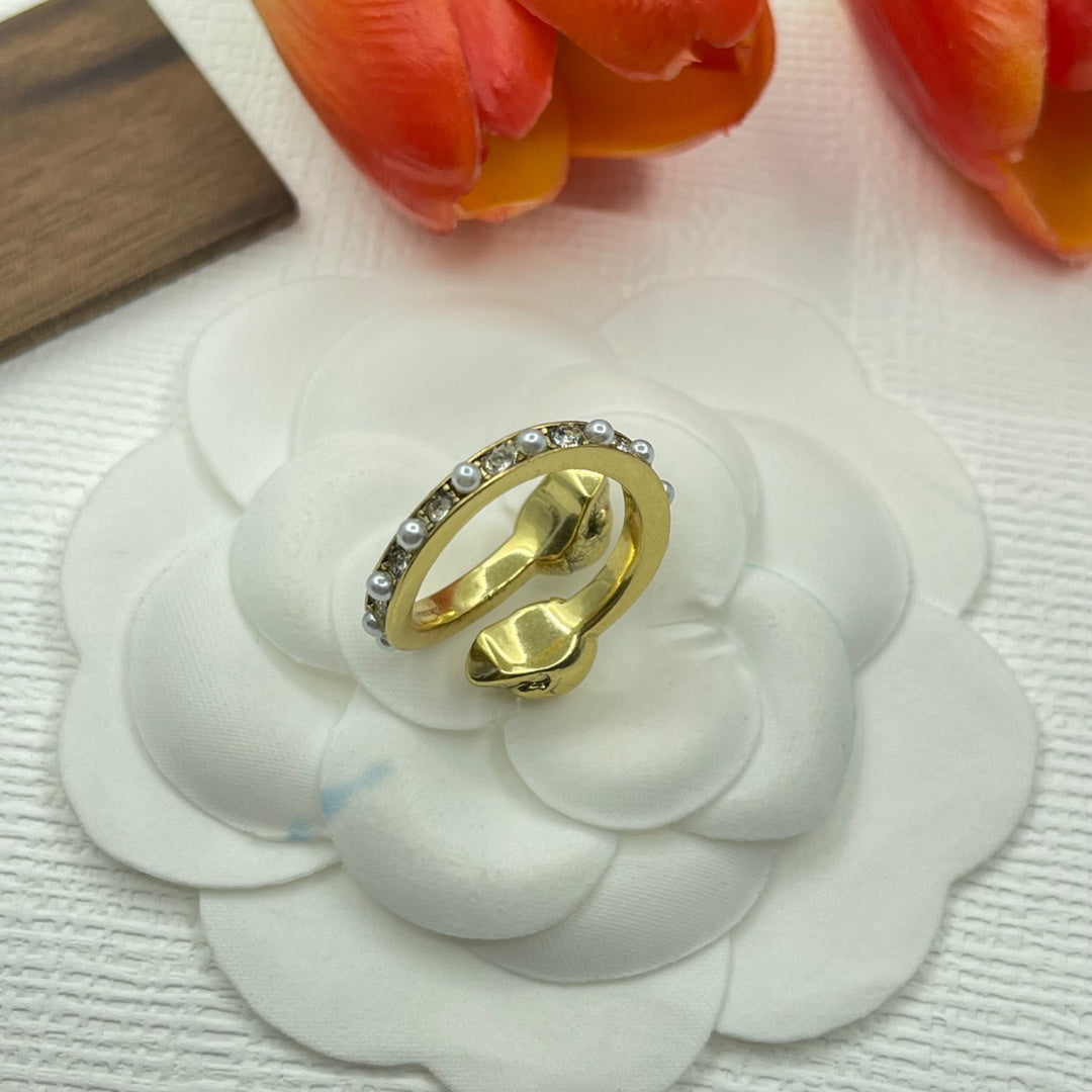 Alexander McQueen Circular Skull Signet ring in Gold Tone, detail view 5