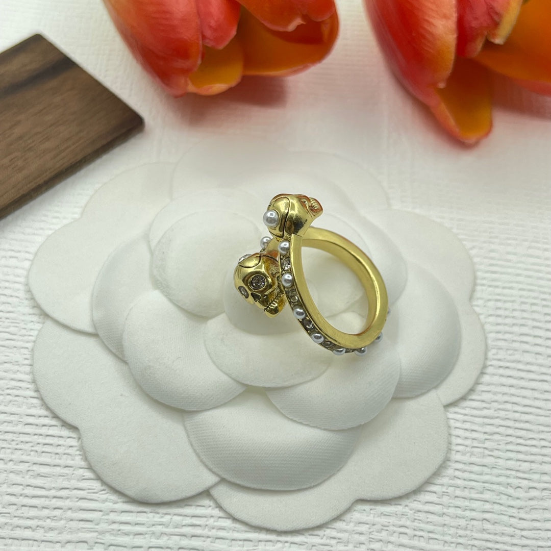 Alexander McQueen Circular Skull Signet ring in Gold Tone, detail view 4