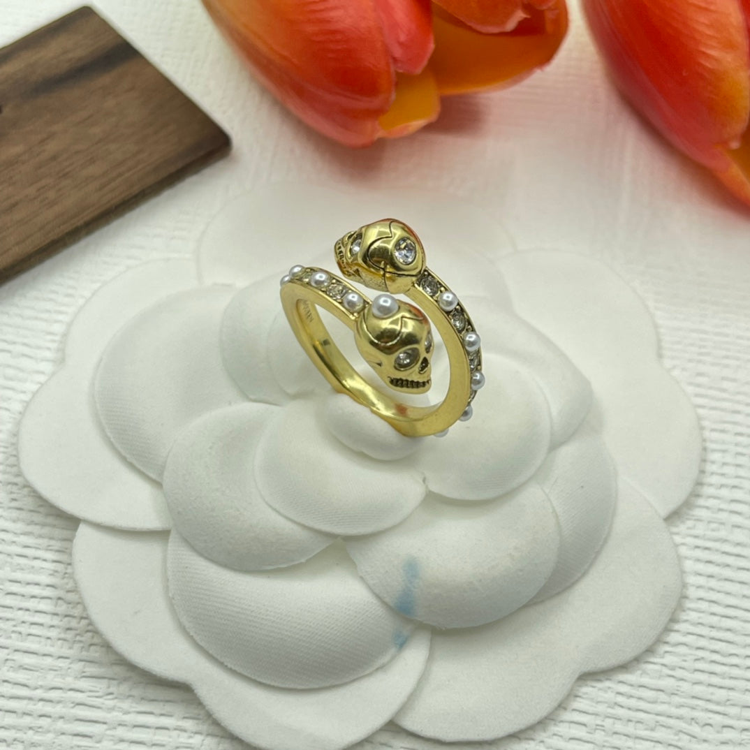 Alexander McQueen Circular Skull Signet ring in Gold Tone, detail view 2