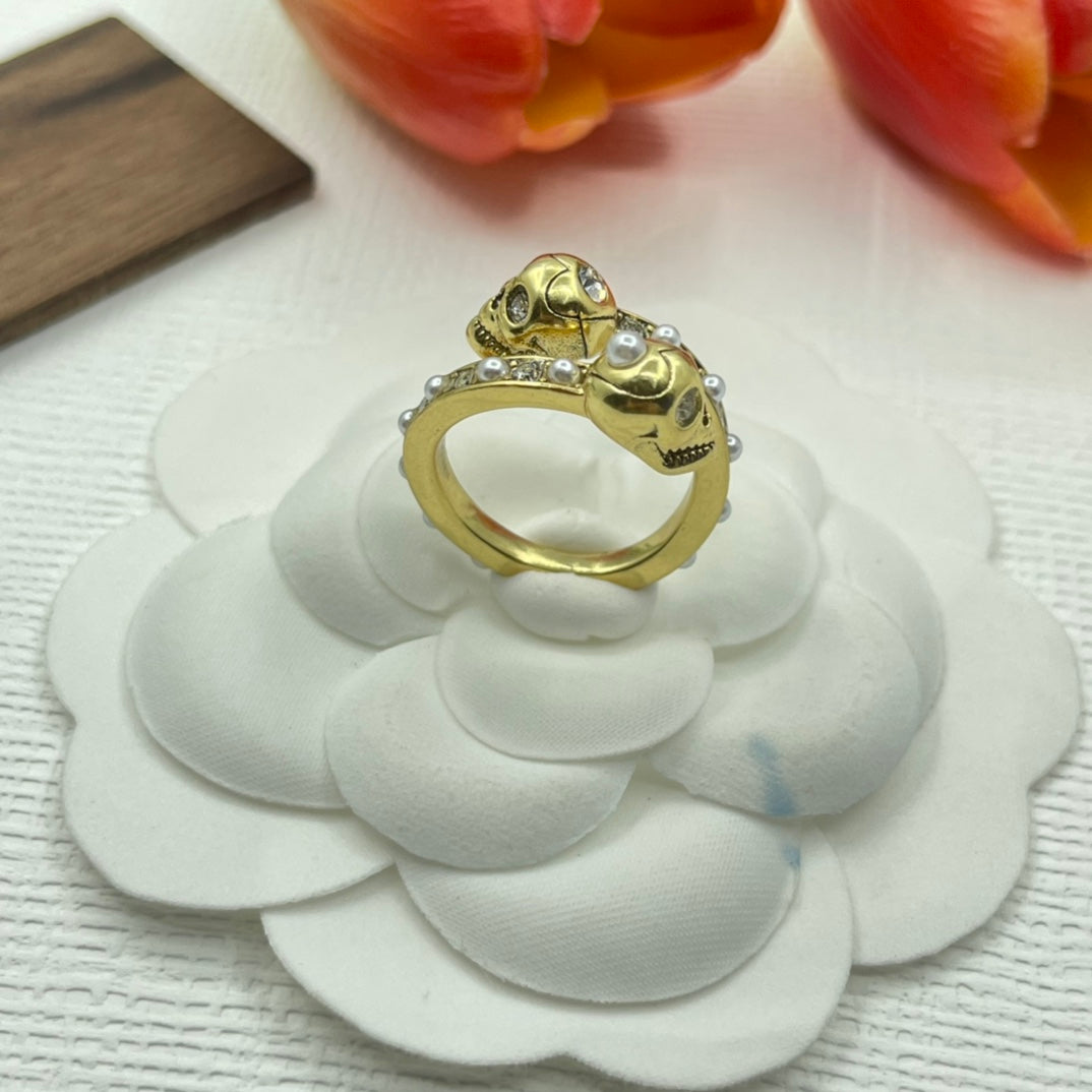 Alexander McQueen Circular Skull Signet ring in Gold Tone, detail view 3