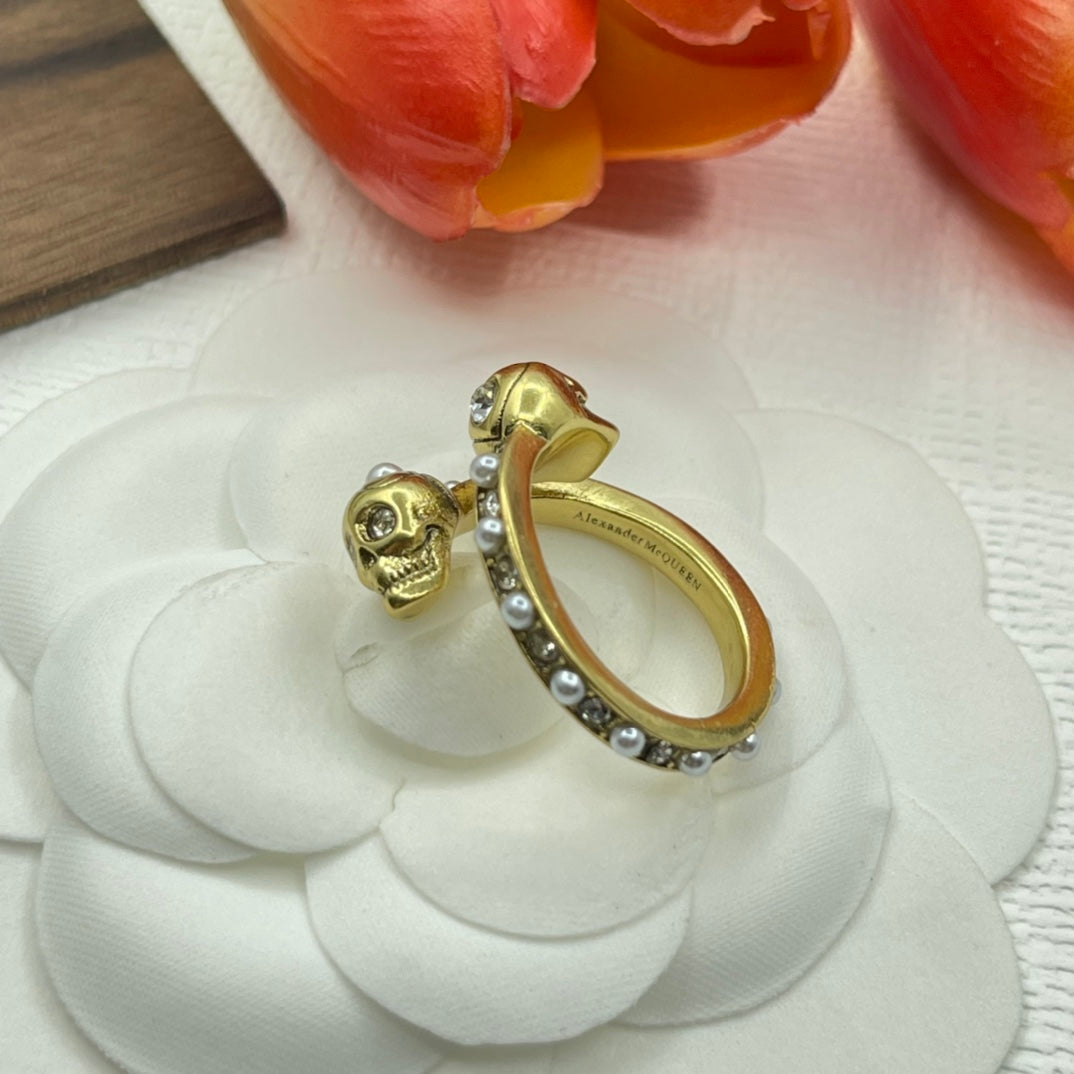 Alexander McQueen Circular Skull Signet ring in Gold Tone, detail view 6