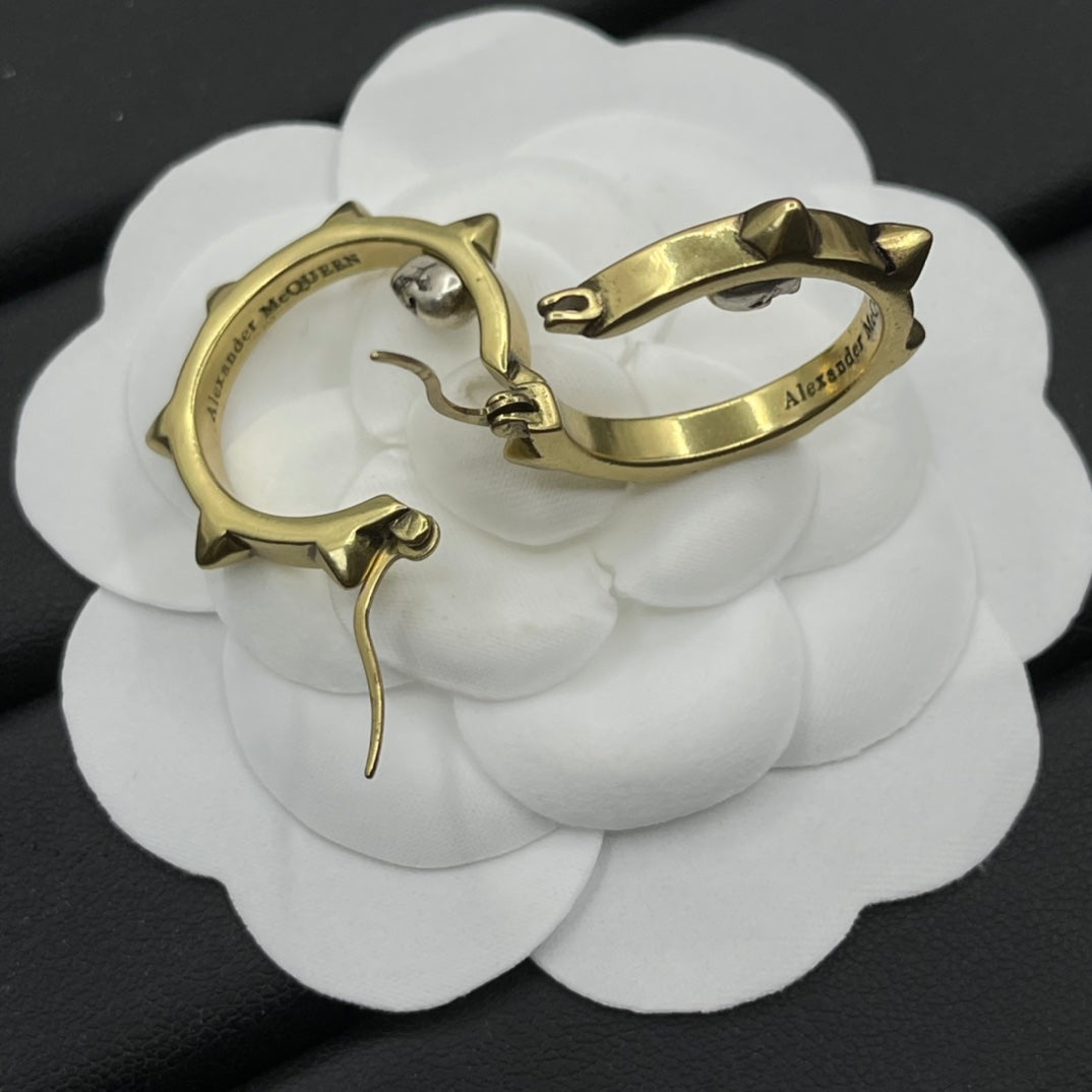 Alexander McQueen Thorn Hoop earrings in Gold Tone, detail view 6