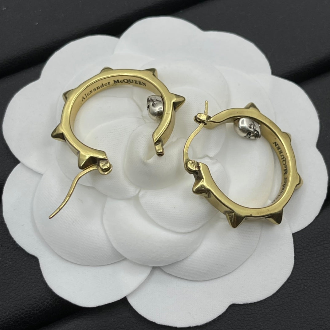 Alexander McQueen Thorn Hoop earrings in Gold Tone, detail view 5