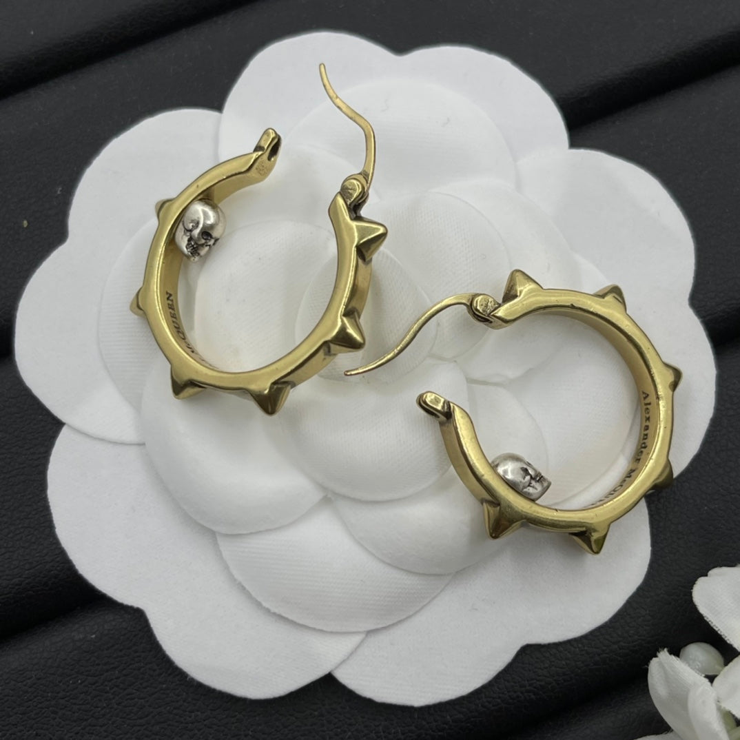 Alexander McQueen Thorn Hoop earrings in Gold Tone, detail view 4
