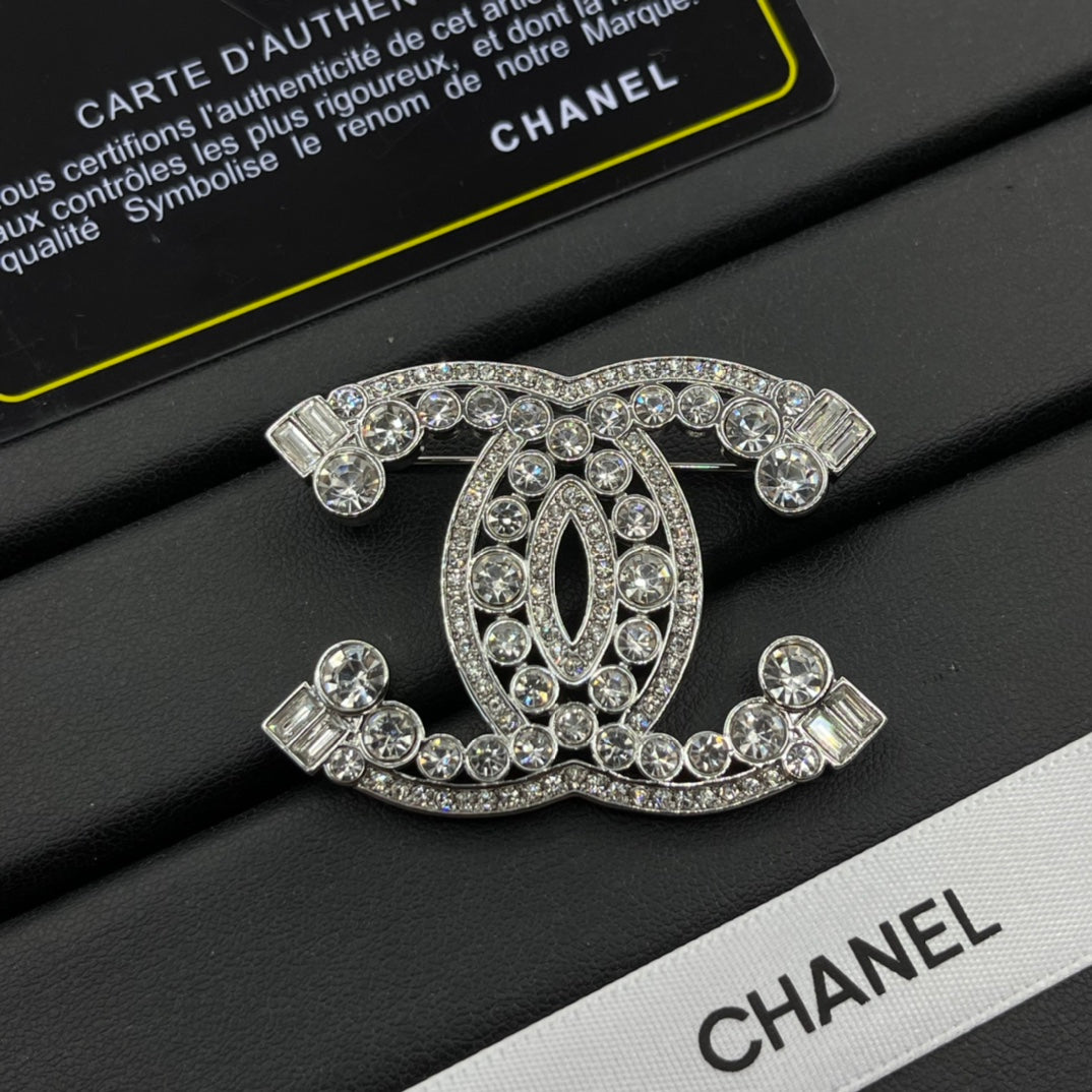 Chanel style brooches - product photo 2