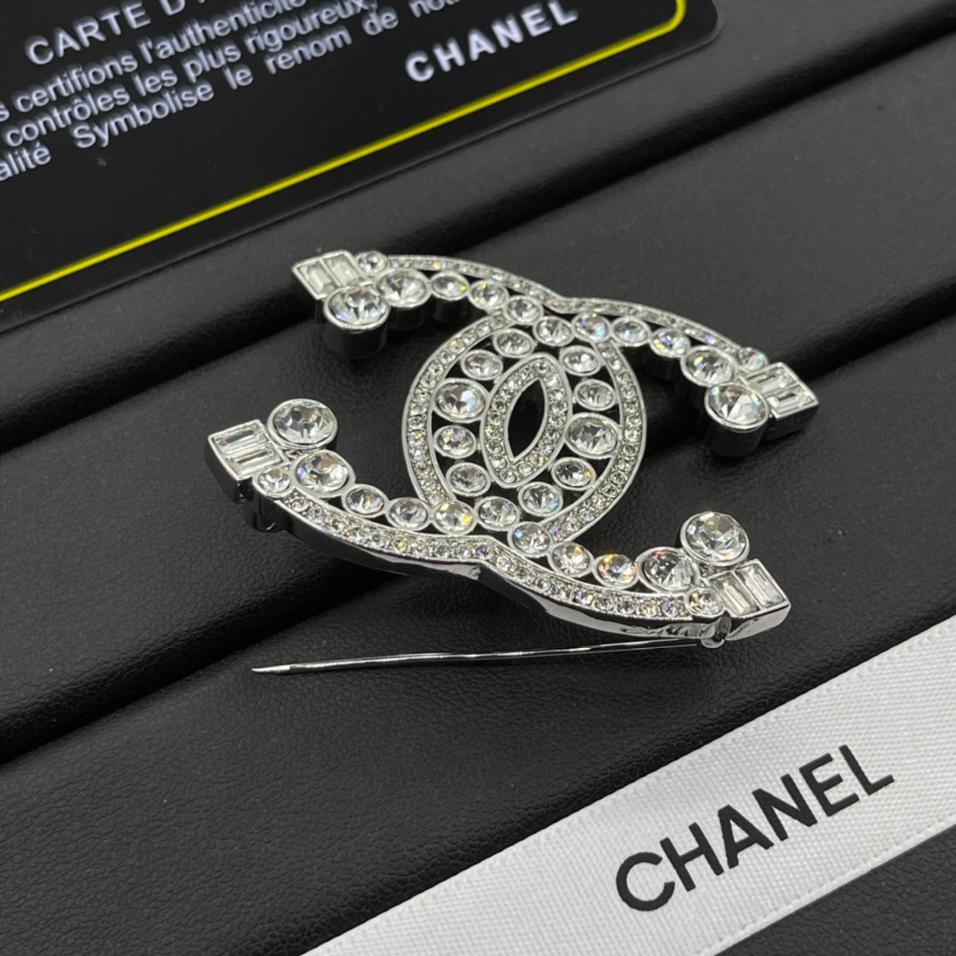 Chanel style brooches - product photo 4
