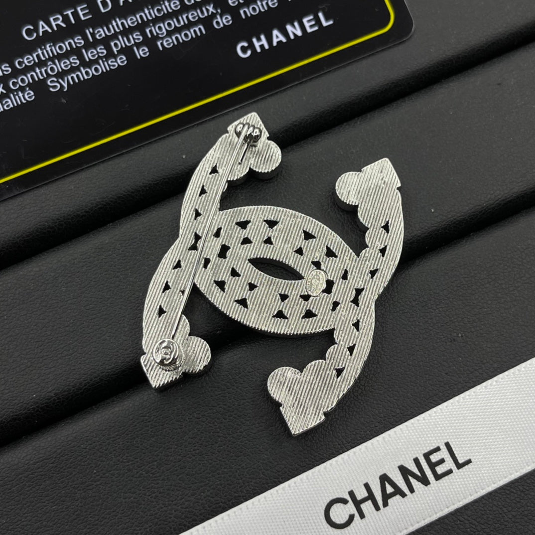 Chanel style brooches - product photo 6