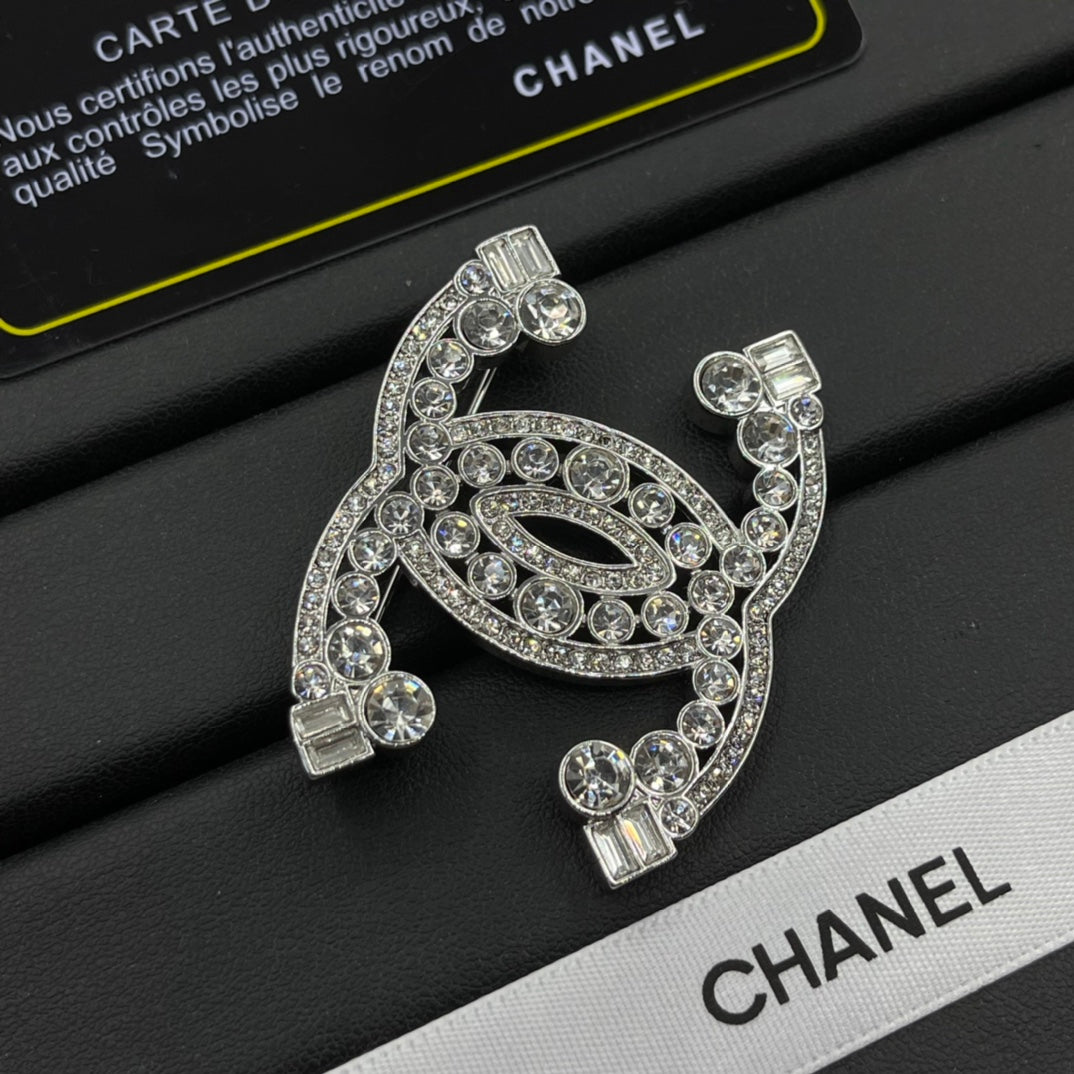 Chanel style brooches - product photo 3