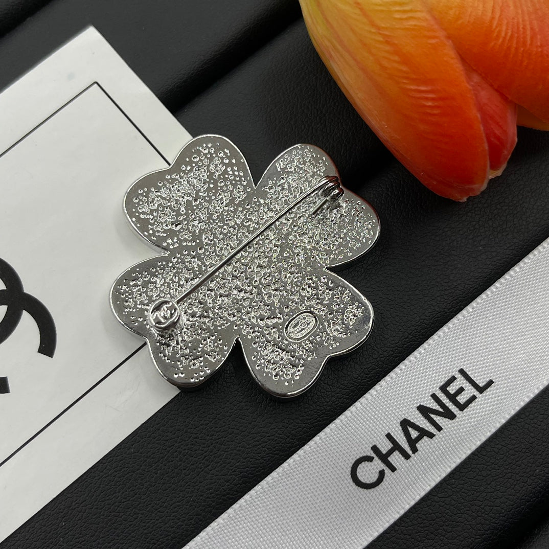 Chanel style brooches - product photo 6