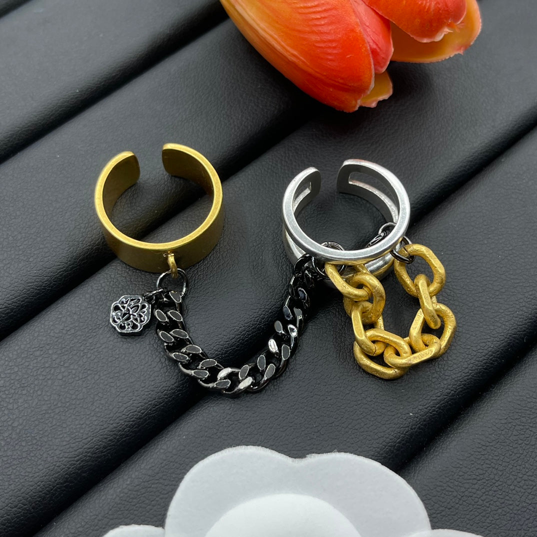 Alexander McQueen Sculpted Skull Band ring in Gold Tone, detail view 3