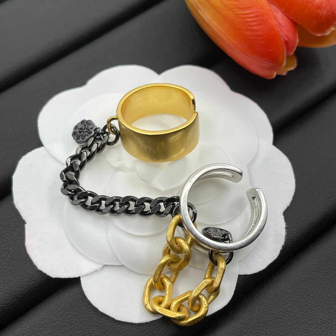 Alexander McQueen Sculpted Skull Band ring in Gold Tone, detail view 4
