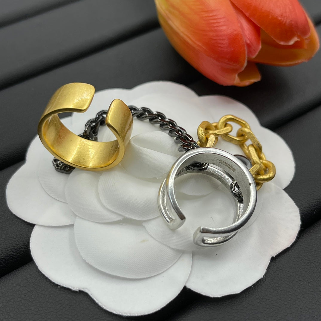 Alexander McQueen Sculpted Skull Band ring in Gold Tone, detail view 6