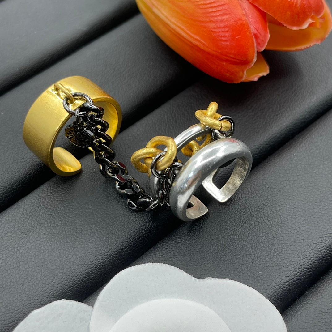 Alexander McQueen Sculpted Skull Band ring in Gold Tone, detail view 2