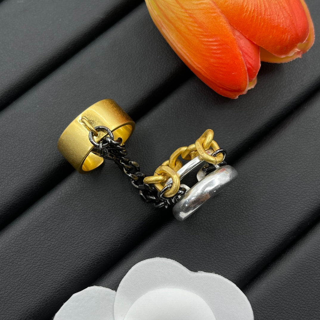 Alexander McQueen Sculpted Skull Band ring in Gold Tone, main view