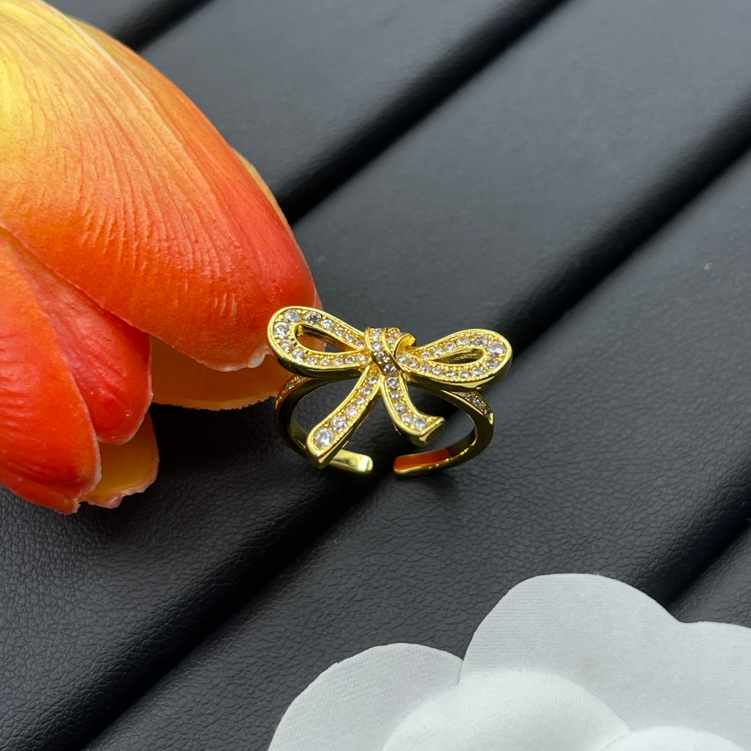 Graff Crystal Bow ring in Gold Tone, detail view 2
