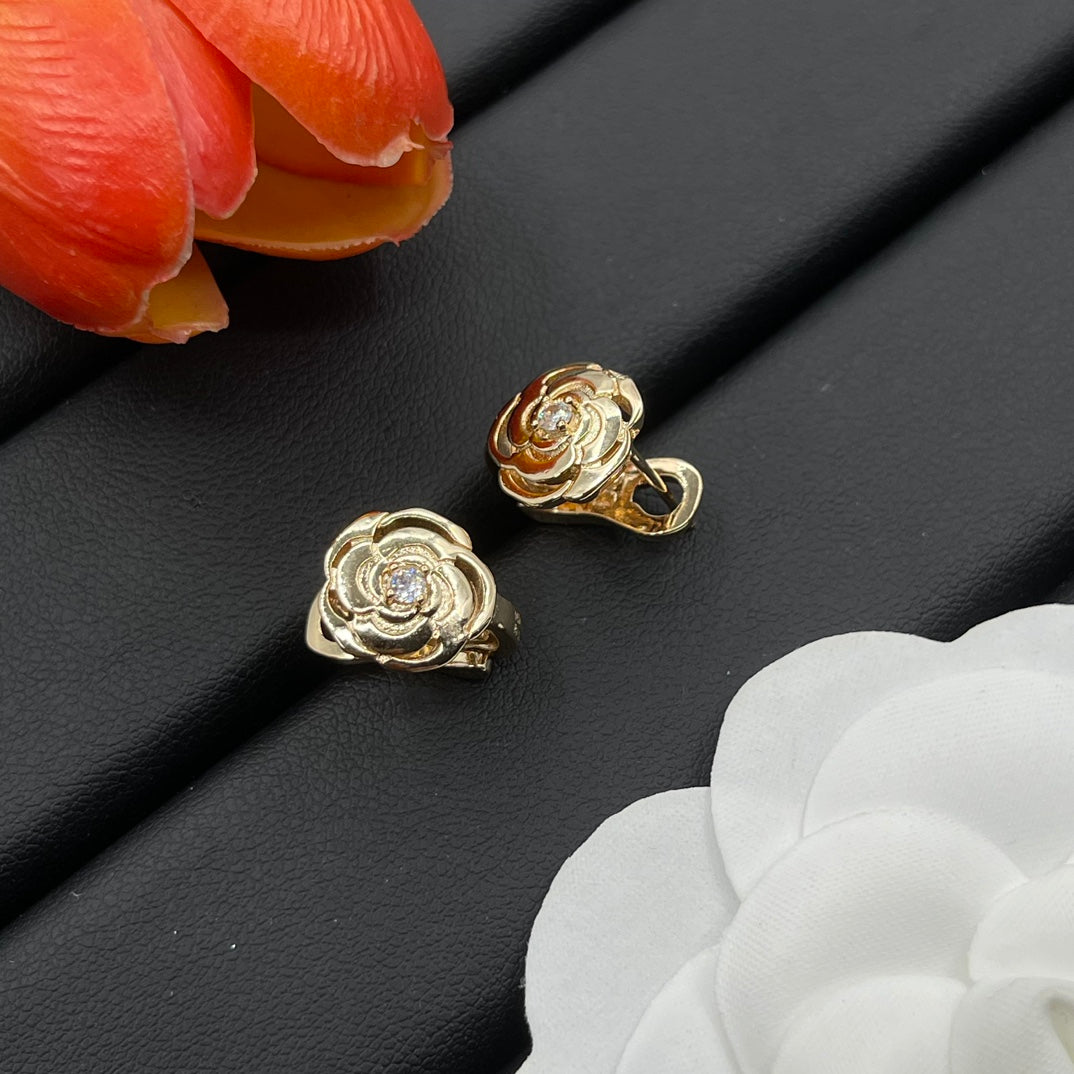 Graff Rose Bloom Stud earrings in Two-Tone, detail view 3