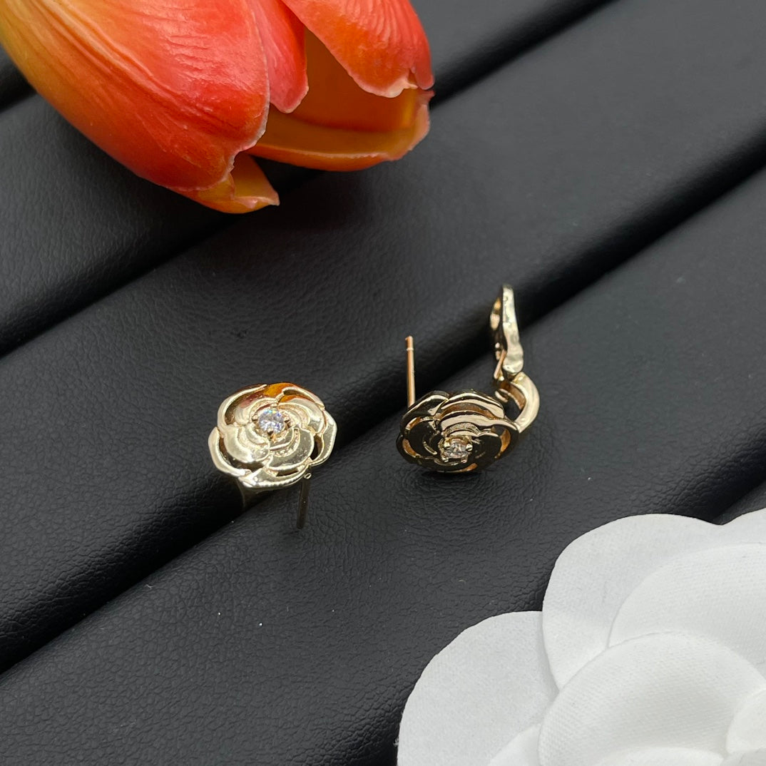 Graff Rose Bloom Stud earrings in Two-Tone, detail view 5