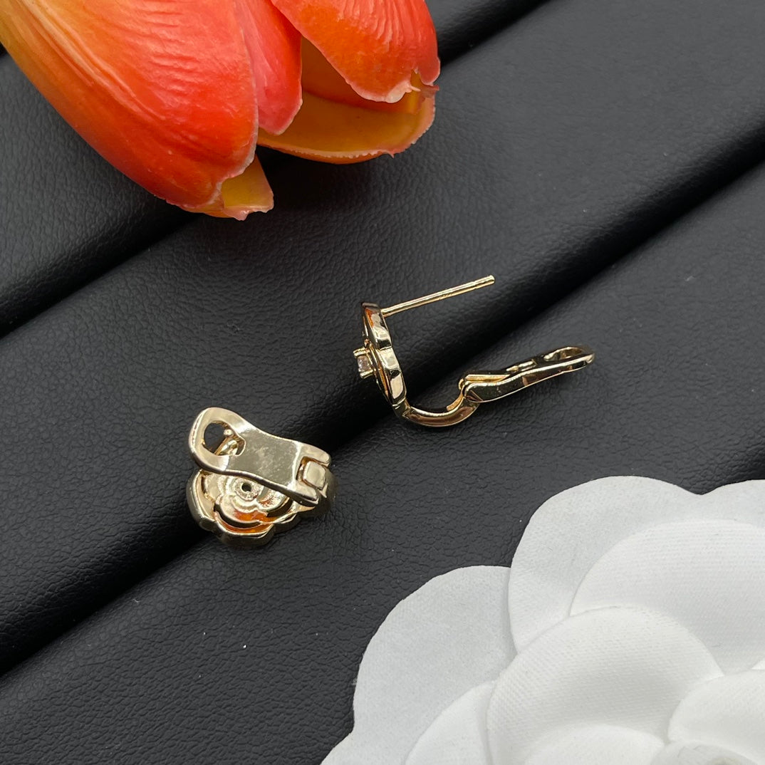 Graff Rose Bloom Stud earrings in Two-Tone, detail view 4