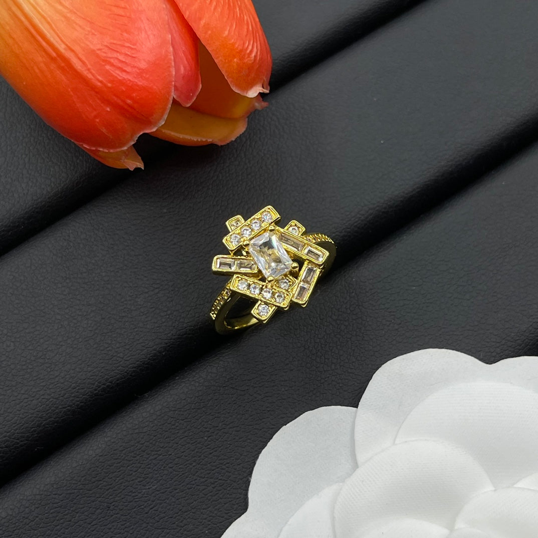 Graff Crown Cluster ring in Gold Tone, detail view 2