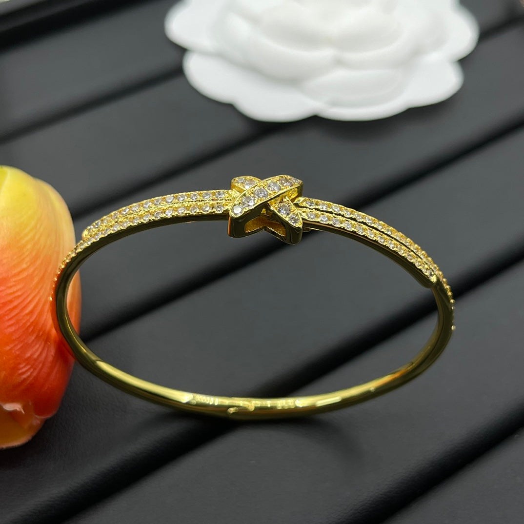 Chaumet full pave bow bangle bracelet in Gold Tone, detail view 3