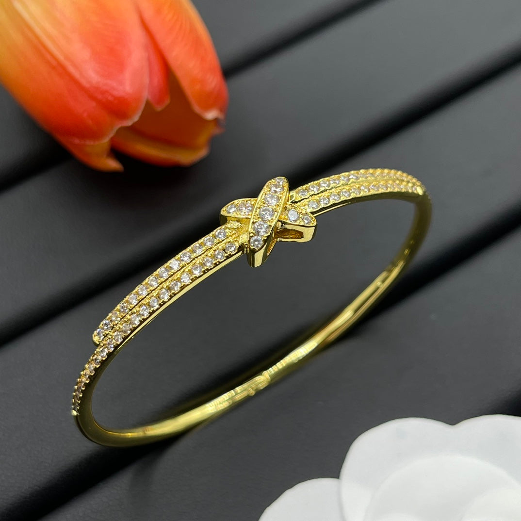 Chaumet full pave bow bangle bracelet in Gold Tone, detail view 2
