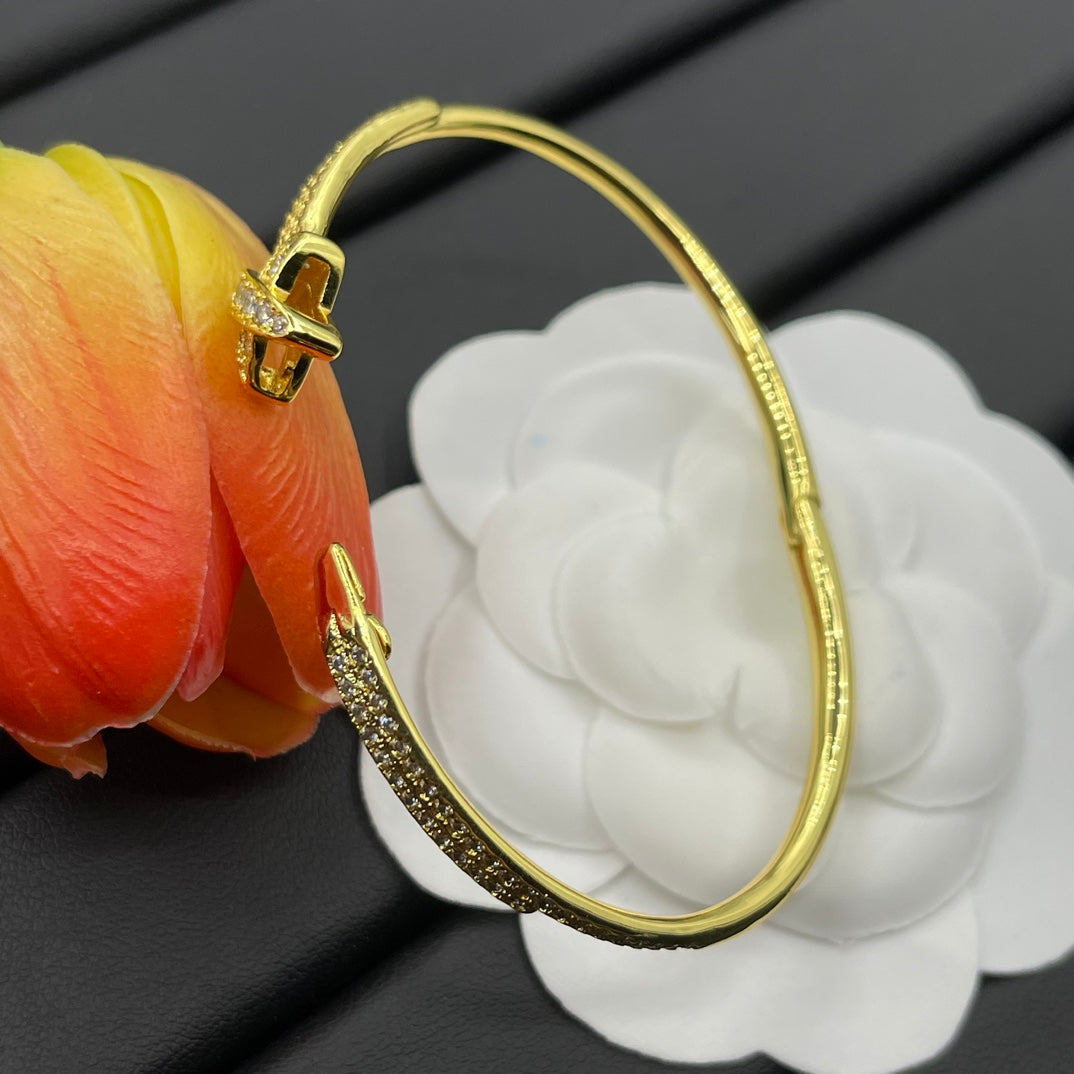 Chaumet full pave bow bangle bracelet in Gold Tone, detail view 5