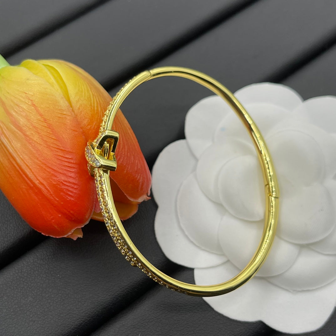 Chaumet full pave bow bangle bracelet in Gold Tone, detail view 4
