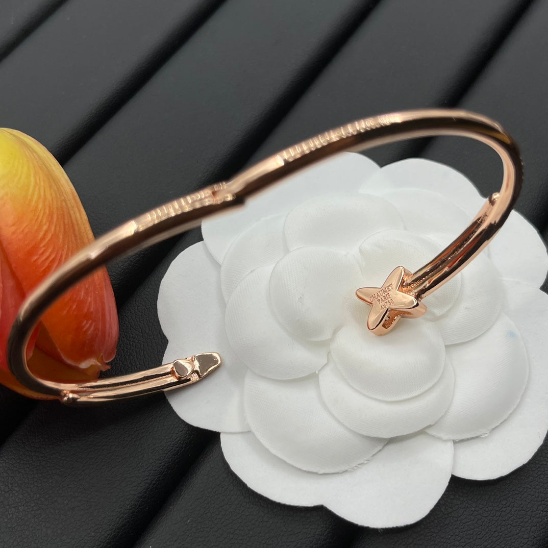 Chaumet full pave bow bangle bracelet in Rose Gold Tone, detail view 20