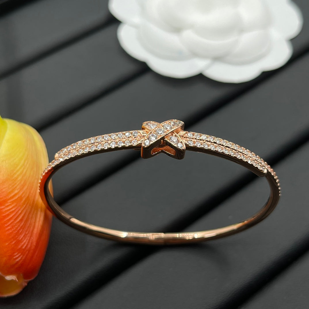 Chaumet full pave bow bangle bracelet in Rose Gold Tone, detail view 17