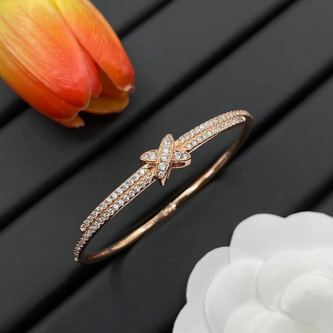 Chaumet full pave bow bangle bracelet in Rose Gold Tone, detail view 15