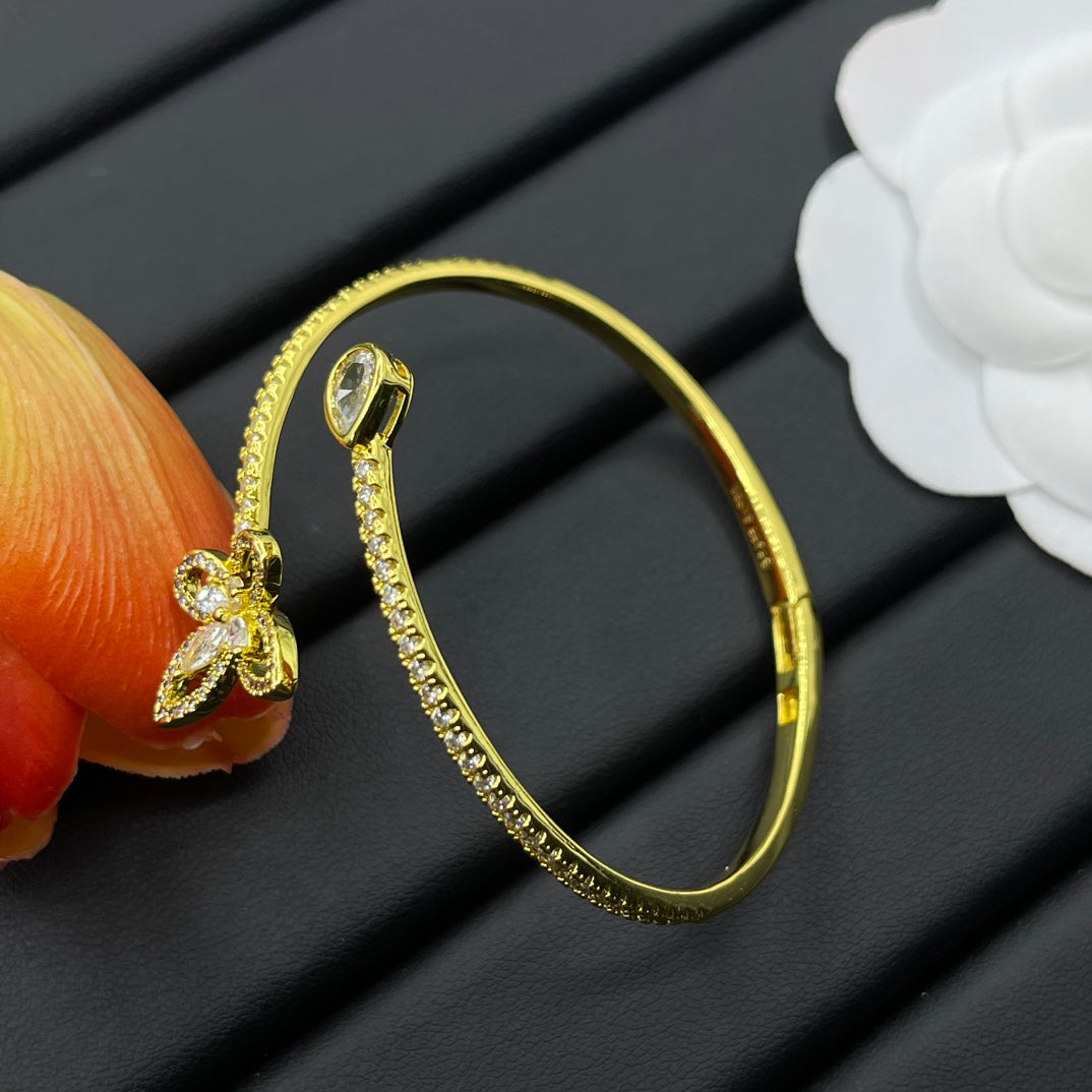 Graff Butterfly Open bracelet in Gold Tone, detail view 11