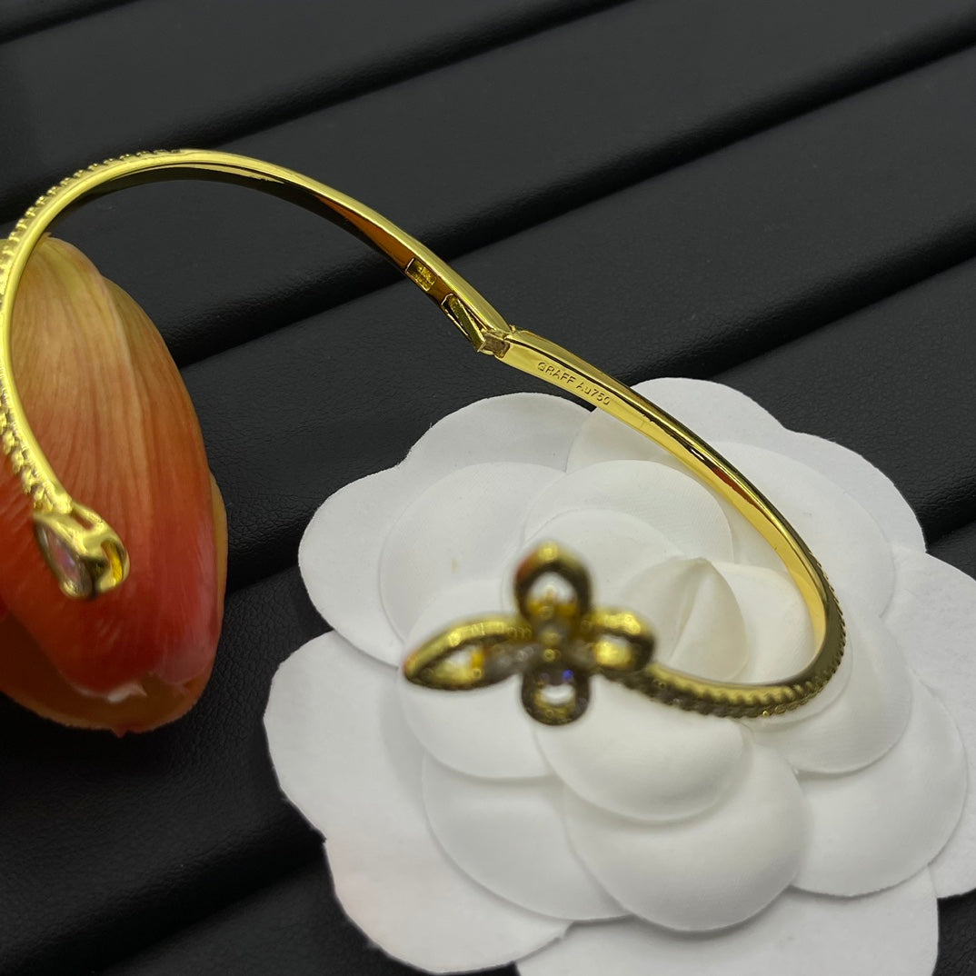 Graff Butterfly Open bracelet in Gold Tone, detail view 13