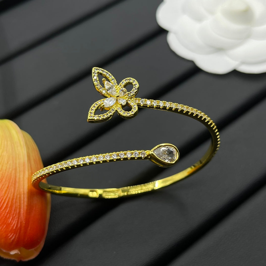 Graff Butterfly Open bracelet in Gold Tone, detail view 10