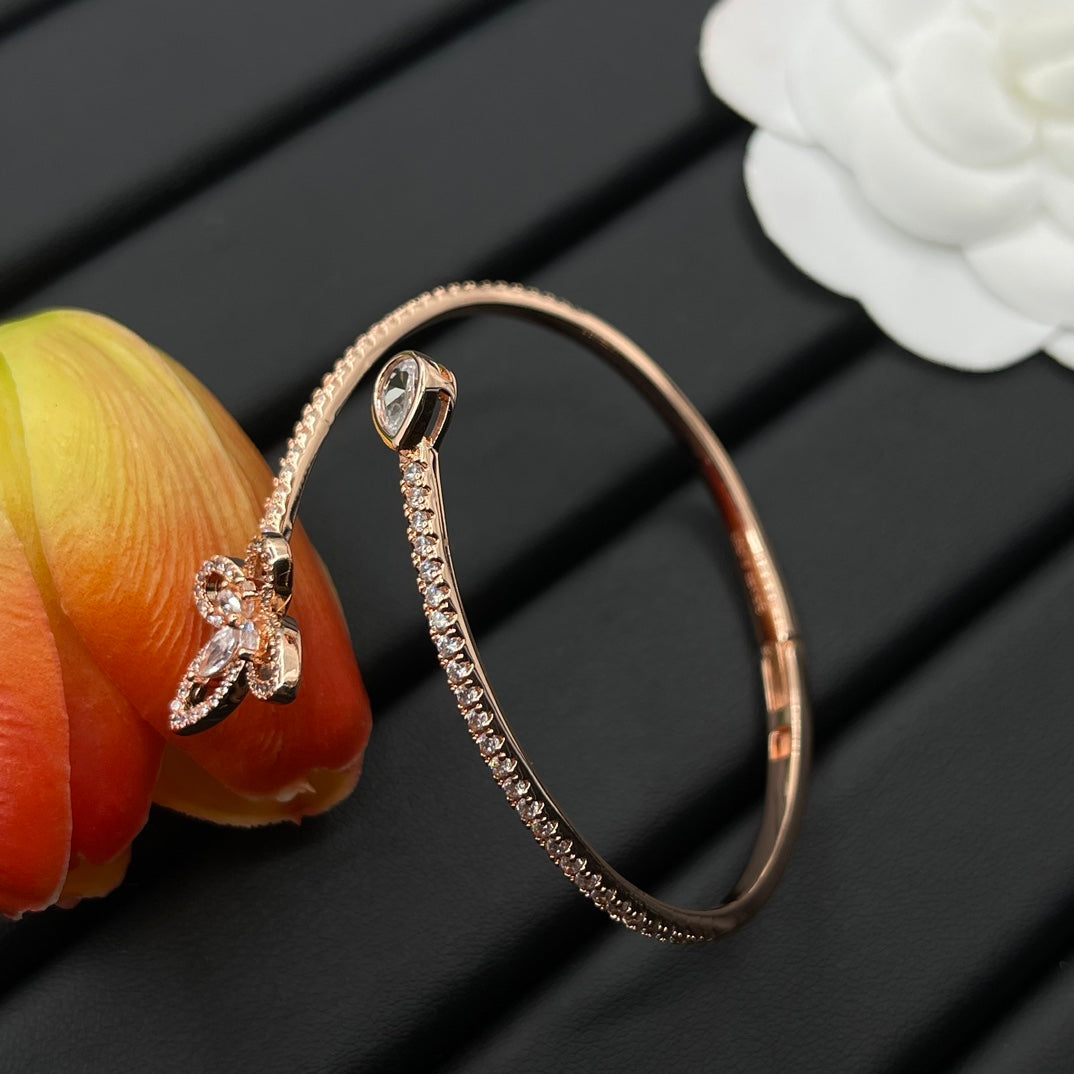 Graff Butterfly Open bracelet in Rose Gold Tone, detail view 3