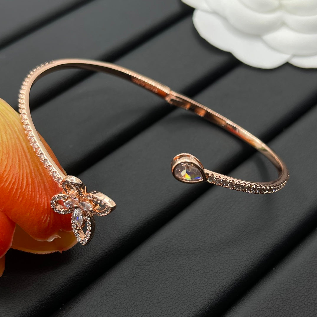 Graff Butterfly Open bracelet in Rose Gold Tone, detail view 4