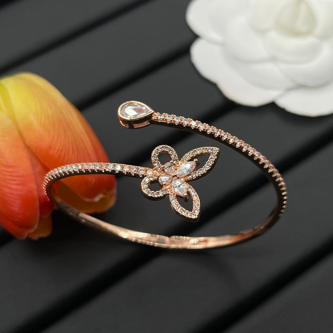 Graff Butterfly Open bracelet in Rose Gold Tone, detail view 2