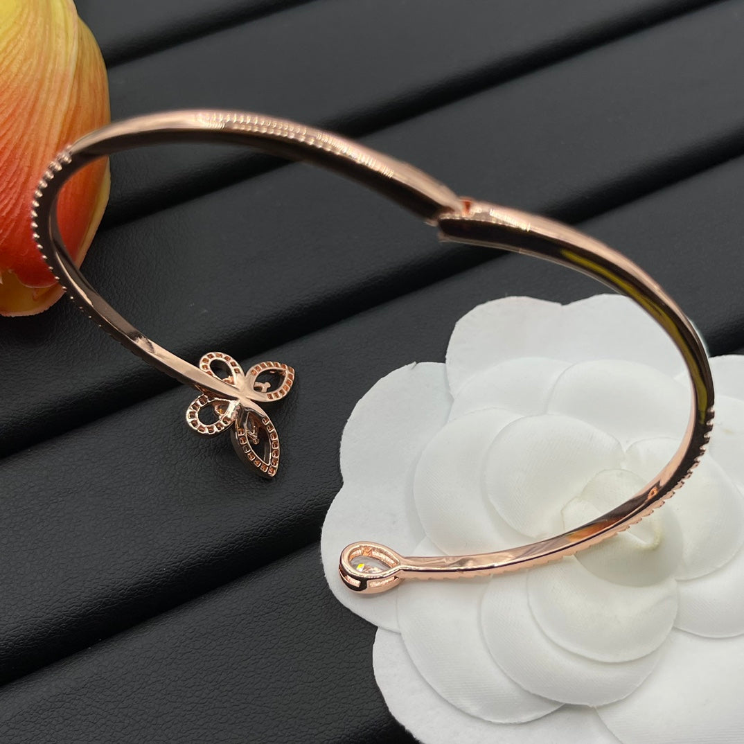 Graff Butterfly Open bracelet in Rose Gold Tone, detail view 5