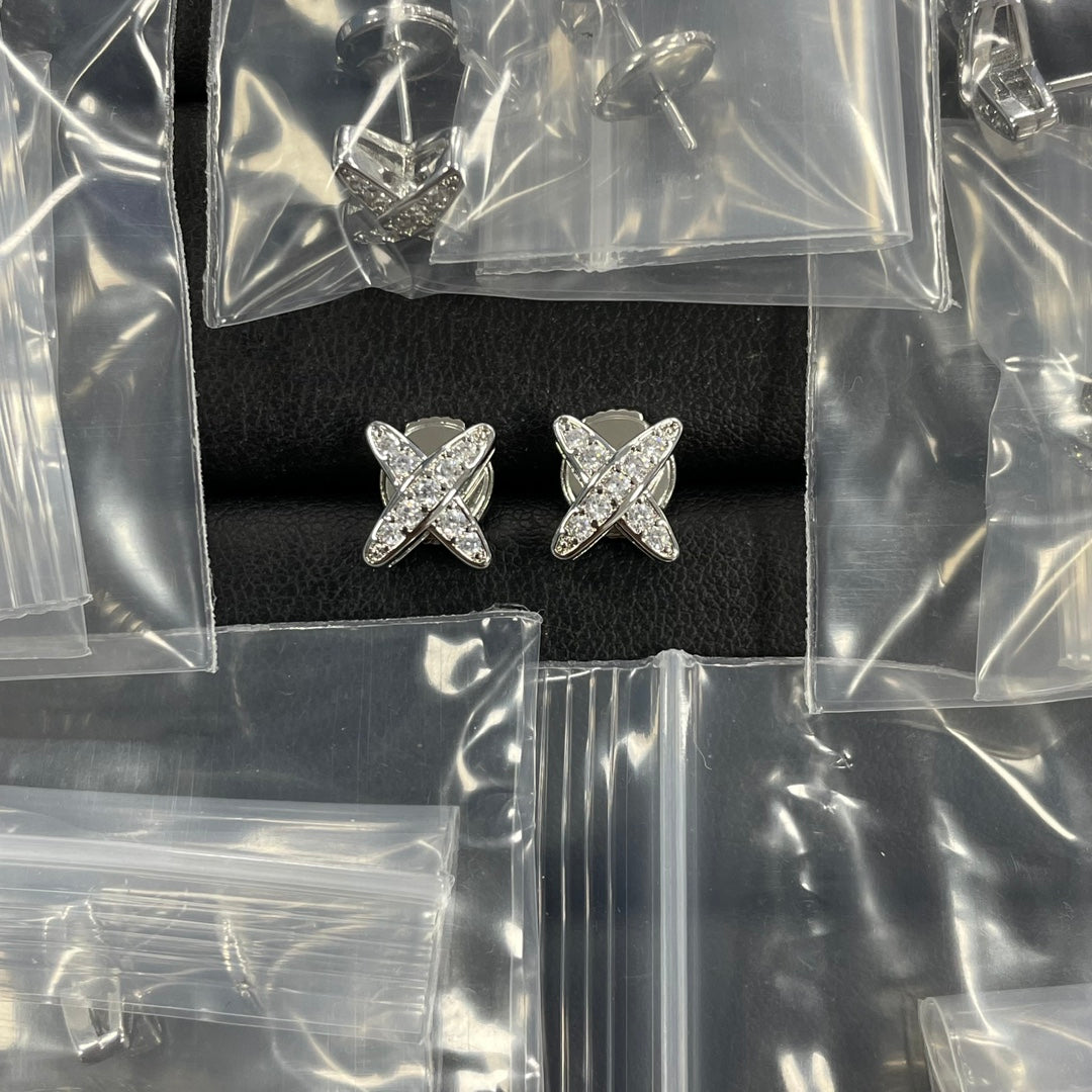 Chaumet crystal bow stud earrings in Two-Tone, detail view 2