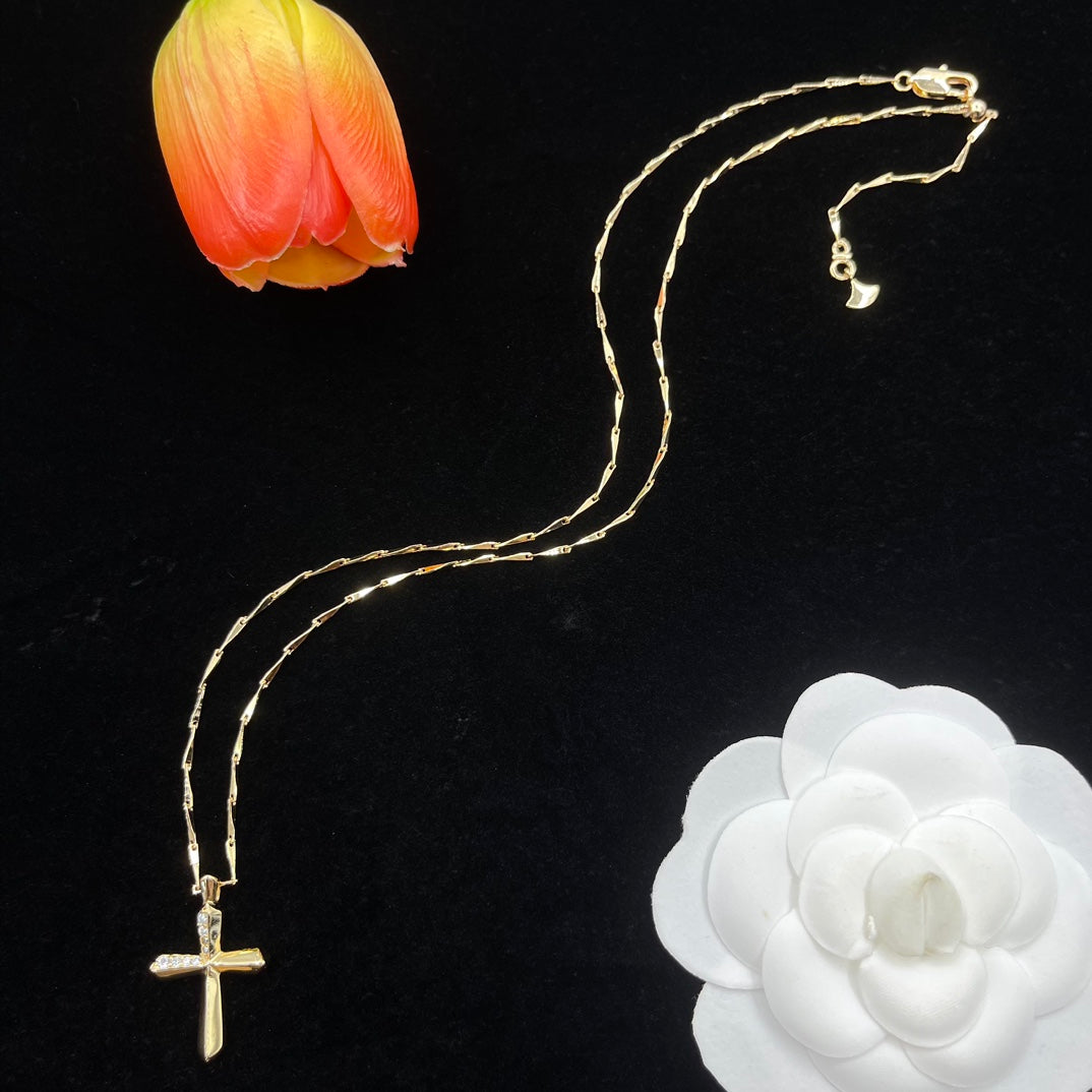 Graff Cross Pendant necklace in Rose Gold Tone, detail view 2