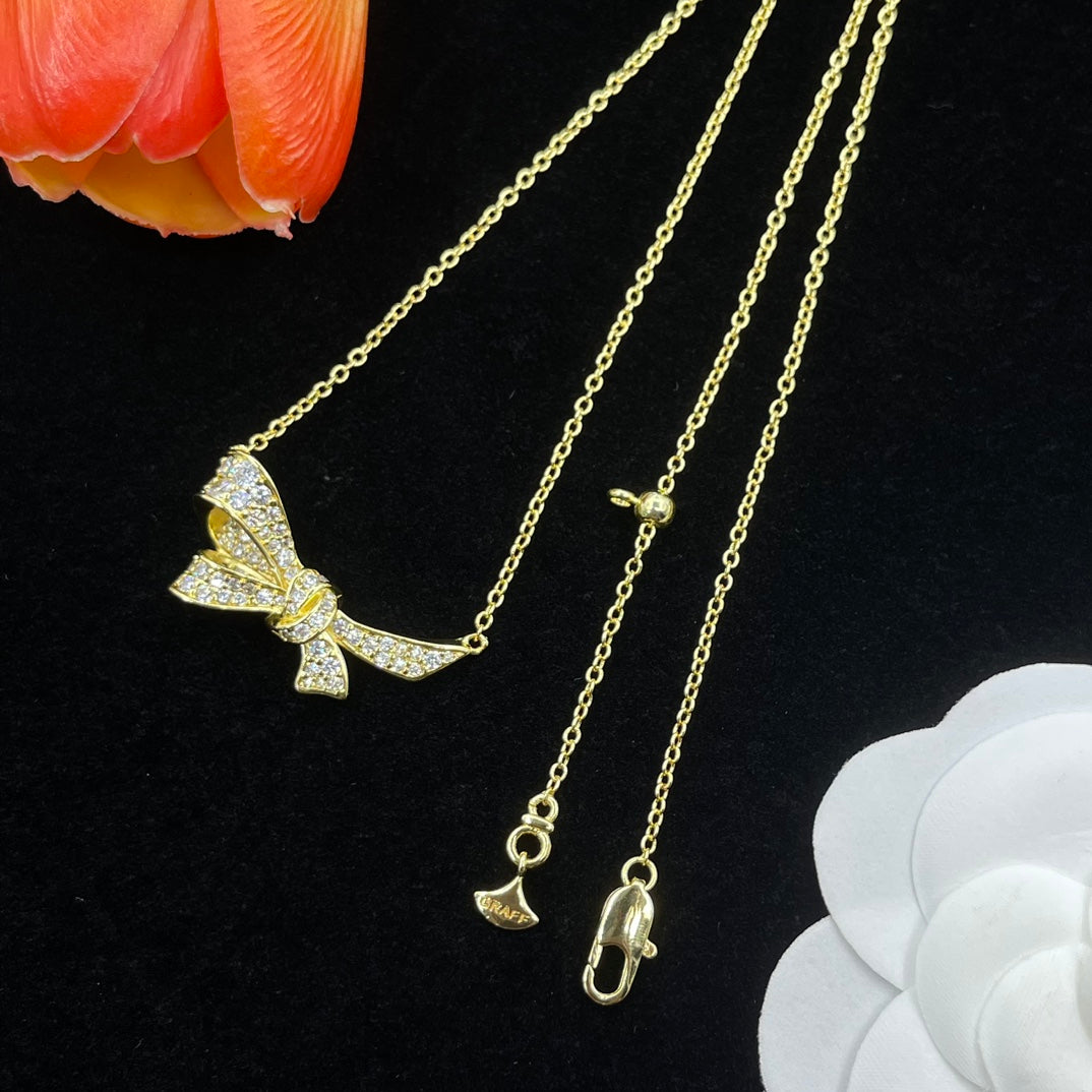 Graff Crystal Flower Pendant necklace in Silver Tone, detail view 3