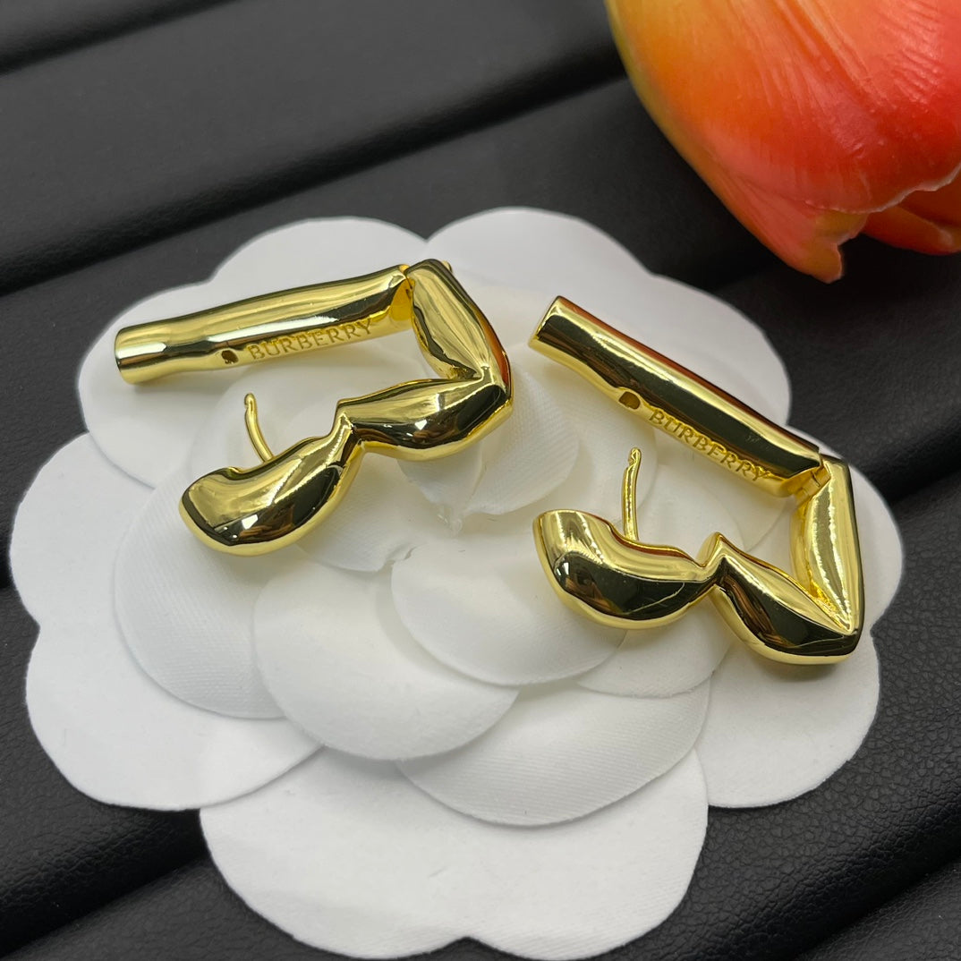 Burberry square B monogram stud earrings in Gold Tone, detail view 6