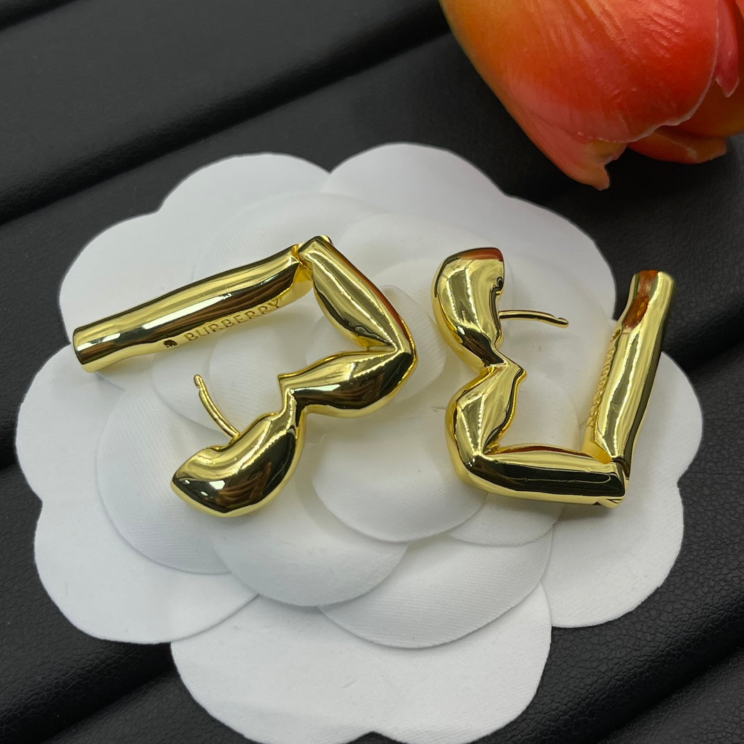 Burberry square B monogram stud earrings in Gold Tone, detail view 5