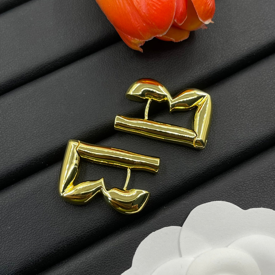 Burberry square B monogram stud earrings in Gold Tone, detail view 3