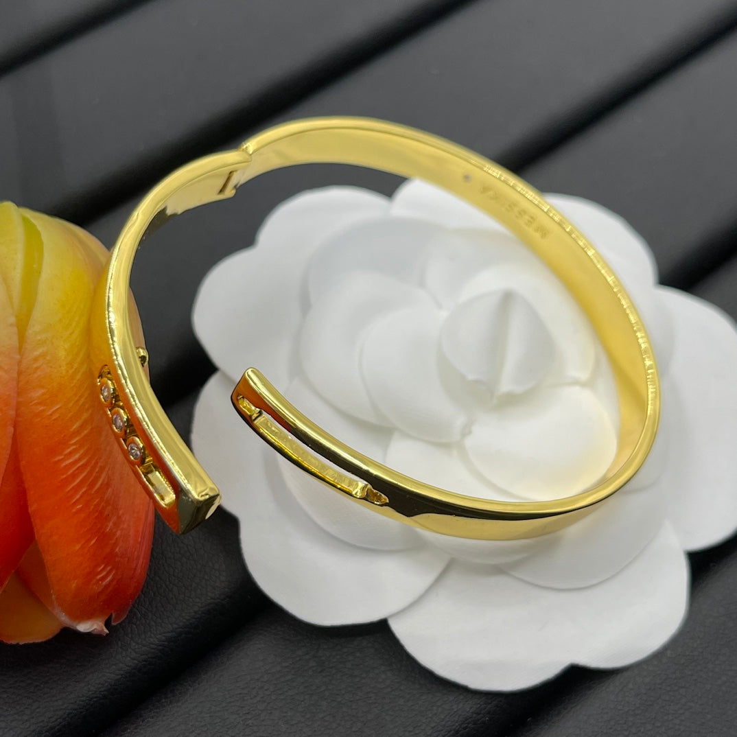 Messika Three-Stone Bar bracelet in Gold Tone, detail view 11