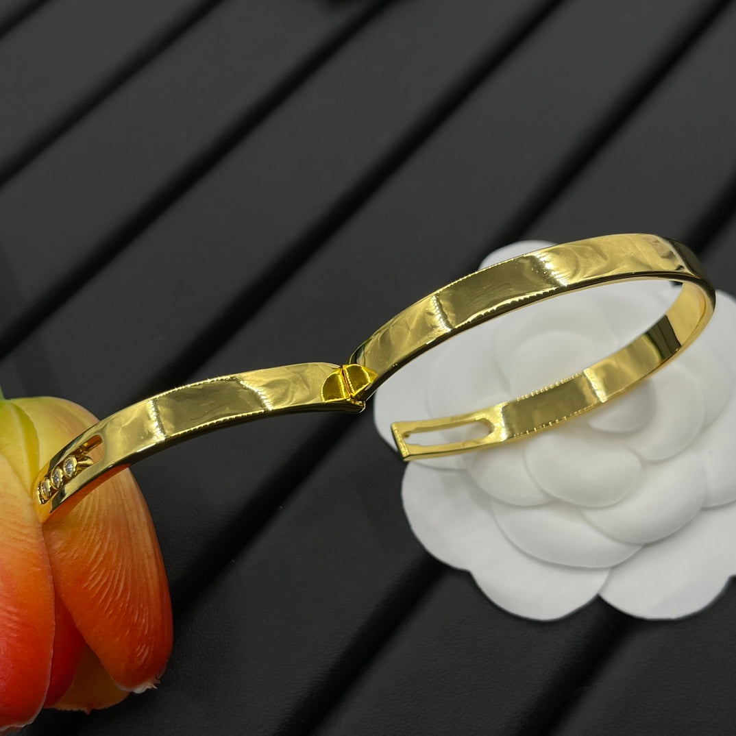 Messika Three-Stone Bar bracelet in Gold Tone, detail view 12