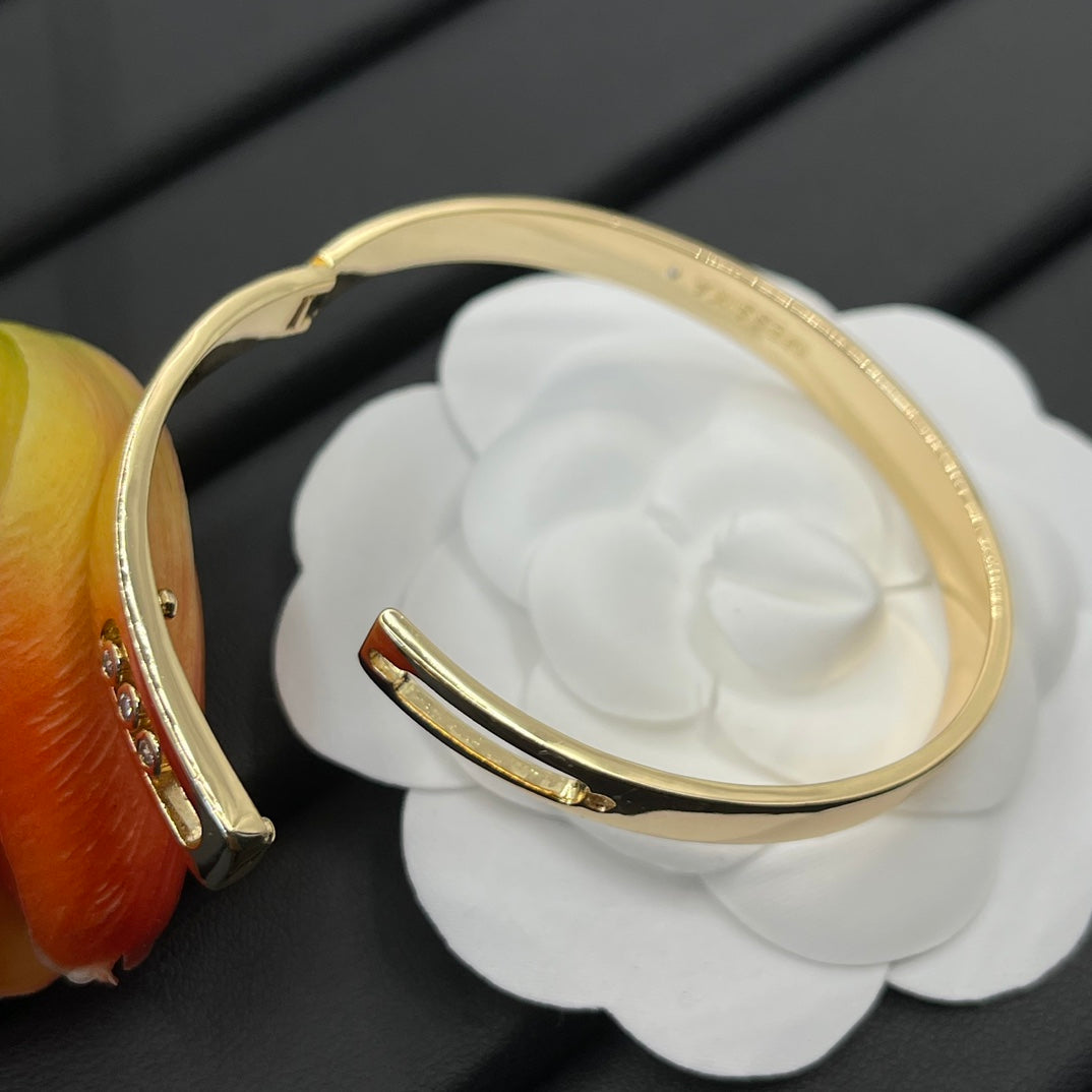 Messika Three-Stone Bar bracelet in Rose Gold Tone, detail view 4