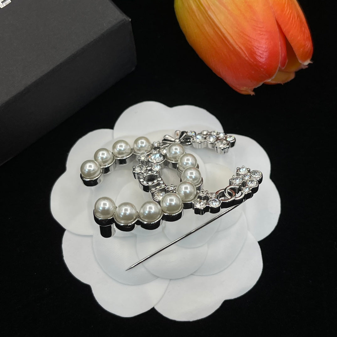 Chanel style brooches - product photo 4
